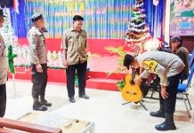 read news – Berikan Kenyamanan Beribadah, Polisi Sterilisasi Gereja di Belakangpadang Empat orang personil Polsek Belakang Padang melakukan sterilisasi di Gereja Isa Almasi sebelum acara perayaan Natal dimulai, Minggu (11/12/2022). Kapolsek Belakang Padang AKP Parlin Tobing, mengatakan pengamanan bagi gereja tetap akan dilakukan hingga perayaan Natal selesai. (Foto : Abyaqsa Ramadhan - batamtv.com)