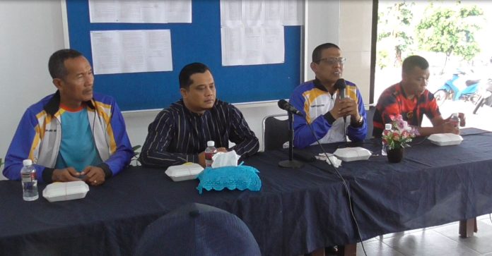 Ketua Persatuan Tenis Meja Seluruh Indonesia (PTMSI) Kota Batam , Muhammad Kamaludin, (kedua dari kanan)   mewakili  PTMSI  Kota Batam  memberi penghargaan atau apresiasi kepada para atlet mereka di cabang olahraga tenis meja yang menjadi juara umum pada cabor Tenis meja.  Dia mengatakan  keberhasilan para atlet binaanya  tidak lepas dari para official dan pelatih serta orang tua yang telah mendukung mereka. (Foto Abyaqsa Ra - batamtv.com)