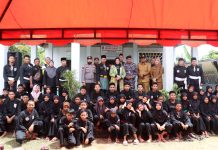 read news – PSHT Cabang Bintan Dapat Bantuan Seperangkat Alat Latihan Ketua TP-PKK Provinsi Kepulauan Riau Dewi Kumalasari Ansar (berdiri di tengah, jilbab hitam) usai menyerahkan bantuan kepada Perguruan Pencak Silat Setia Hati Terate (PSHT) Cabang Bintan di Desa Teluk Sasah, Bintan, Selasa (20/12). Pemberian ini dimaksudkan mendukung perkembangkan olahraga pencak silat di Provinsi Kepri khususnya di Kabupaten Bintan. (Foto : Dwi Susilo - batamtv.com)_
