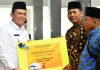 read news – Mubaligh di Batam Terima Bantuan Honorarium dari Gubernur Kepri Gubernur Kepri Ansar Ahmad (kiri) menyerahkan secara simbolis bantuan honorarium kepada para mubaligh, yang bertempat di Masjid Darussalam Perumahan KDA, Kota Batam, Kamis (1/12/2022). Ansar Ahmad juga melakukan penyerahan bantuan hibah berupa barang dan kendaraan, kepada sejumlah yayasan. (Foto : Abyaqsa Ra)