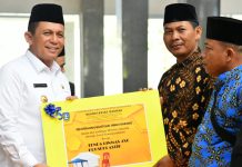 read news – Mubaligh di Batam Terima Bantuan Honorarium dari Gubernur Kepri Gubernur Kepri Ansar Ahmad (kiri) menyerahkan secara simbolis bantuan honorarium kepada para mubaligh, yang bertempat di Masjid Darussalam Perumahan KDA, Kota Batam, Kamis (1/12/2022). Ansar Ahmad juga melakukan penyerahan bantuan hibah berupa barang dan kendaraan, kepada sejumlah yayasan. (Foto : Abyaqsa Ra)