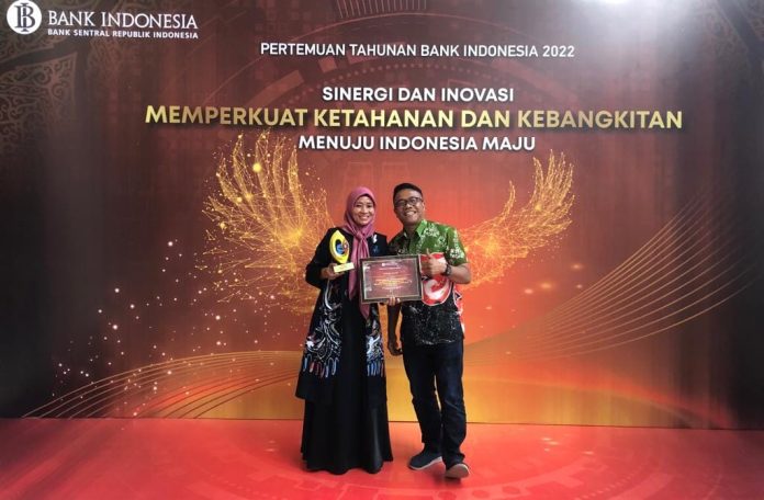 Owner Azzuri Snack, Mariani (kiri) dan Kepala Dinas Pariwisata Kota Batam, Ardiwinata sesaat usai menerima penghargaan  penghargaan kategori UMKM Binaan Terkolaboratif Pendukung Pariwisata Wilayah Provinsi Kepri Tahun 2022. Snack ini mendapat penghargaan Gurindam Award 2022 yang diberikan Bank Indonesia, pada kegiatan Pertemuan Tahunan Bank Indonesia 2022, bertempat di Radisson Golf dan Convention Center Batam, Rabu (30/11/2022).  (Foto : Muhammad Amin - Batamtv.com)