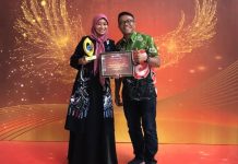 read news – Azzuri Snack Batam Sabet Penghargaan UMKM Terkolaboratif Owner Azzuri Snack, Mariani (kiri) dan Kepala Dinas Pariwisata Kota Batam, Ardiwinata sesaat usai menerima penghargaan penghargaan kategori UMKM Binaan Terkolaboratif Pendukung Pariwisata Wilayah Provinsi Kepri Tahun 2022. Snack ini mendapat penghargaan Gurindam Award 2022 yang diberikan Bank Indonesia, pada kegiatan Pertemuan Tahunan Bank Indonesia 2022, bertempat di Radisson Golf dan Convention Center Batam, Rabu (30/11/2022). (Foto : Muhammad Amin - Batamtv.com)