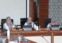 read news – Batam Kota Layak Anak Kartegori Nindya Kepala Dinas Pemberdayaan Perempuan, Perlindungan Anak, Pengendalian Penduduk dan Keuarga Berencana (P3AP2 & KB), Novi Harmadyastuti (tengah) memimpin pembahasan rencana aksi daerah KLA kota Batam tahun 2022. Menurut Novi, Kota Batam telah berhasil meraih penghargaan KLA untuk kategori Nindya. (Foto : Abyaqsa ra - batamtv.com)