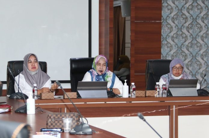 Kepala Dinas Pemberdayaan Perempuan, Perlindungan Anak, Pengendalian Penduduk dan Keuarga Berencana (P3AP2 & KB), Novi Harmadyastuti (tengah)  memimpin pembahasan rencana aksi daerah KLA kota Batam tahun 2022. Menurut Novi, Kota Batam telah berhasil meraih penghargaan KLA untuk kategori Nindya. (Foto : Abyaqsa ra - batamtv.com)