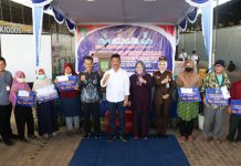 read news- Penyerahan BLT di Batam, Wagub Kepri Marlin: Manfaatkan untuk Kebutuhan Pokok Wakil Gubernur Kepri, Marlin Agustina (kelima dari kanan) saat penyerahan BLT di Nongsa Kota Batam, Kamis (1/12/2022) bersama Walikota Batam HM Rudi. Marlin Agustina berpesan kepada masyarakat penerima BLT untuk dapat memanfaatkan bantuan Pemko Batam sebaik mungkin. Sehingga dapat benar-benar bermanfaat bagi keluarga yang menerimanya dengan menggunakannya untuk belanja kebutuhan pokok.