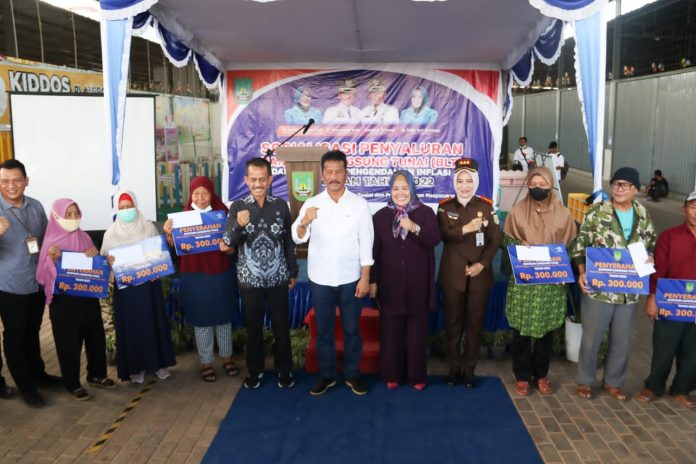 Wakil Gubernur Kepri, Marlin Agustina (kelima dari kanan) saat penyerahan BLT di Nongsa Kota Batam, Kamis (1/12/2022) bersama Walikota Batam HM Rudi. Marlin Agustina   berpesan kepada masyarakat penerima BLT untuk dapat memanfaatkan bantuan Pemko Batam sebaik mungkin. Sehingga dapat benar-benar bermanfaat bagi keluarga yang menerimanya dengan menggunakannya  untuk belanja kebutuhan pokok.