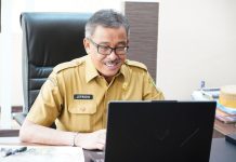 read news – Jaga dan Tingkatkan Layanan Kesehatan Rumah Sakit Umum Daerah Embung Fatimah Sekretaris Daerah (Sekda) Kota Batam Jefridin Hamid menyampaikan akreditasi merupakan bentuk pengakuan bahwa rumah sakit telah memenuhi standar yang dilakukan dalam upaya menilai peningkatan mutu pelayanan rumah sakit dalam memberikan pelayanan kesehatan bagi masyarakat. Survei akreditasi Komisi Akreditasi Rumah Sakit (KARS) Rumah Sakit Umum Daerah (RSUD) Embung Fatimah secara daring di Ruang Kerja Sekda Lt. II Kantor Wali Kota Batam, Senin (5/12). (Foto : Abyaqsa RA - batamtv.com)