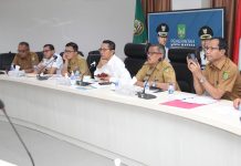 read news – Pemko Batam Berhasil Kendalikan Inflasi Kota Batam Wakil Wali Kota Batam, Amsakar Achmad (ketiga dari kanan) saata mengikuti zoom meeting pada Rakornas Pengendalian Inflasi, yang dipimpin Mendagri Muhammad Tito Karnavian. Amsakar mengatakan pemerintah pusat menekankan bahwa penanganan inflasi harus menjadi prioritas seluruh kepala daerah di Indonesia. Hal ini sudah dilakukan Pemko Batam dengan hasil Batam jadi salah satu daerah yang berhasil menekan laju inflasi Senin (5/12/2022). (Foto : Abyaqsa RA)