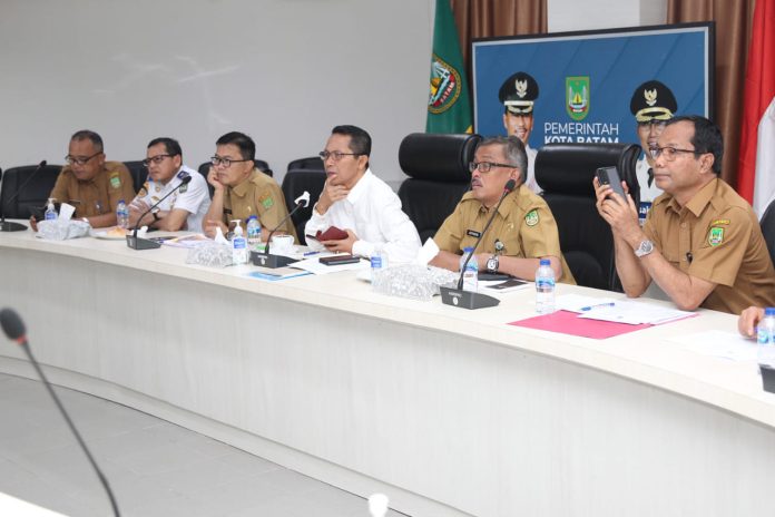 Wakil Wali Kota Batam, Amsakar Achmad (ketiga dari kanan) saata mengikuti  zoom meeting pada Rakornas Pengendalian Inflasi, yang dipimpin  Mendagri  Muhammad Tito Karnavian. Amsakar mengatakan  pemerintah pusat menekankan bahwa penanganan inflasi harus menjadi prioritas seluruh kepala daerah di Indonesia. Hal ini sudah dilakukan  Pemko Batam dengan hasil Batam jadi salah satu daerah yang berhasil menekan laju inflasi Senin (5/12/2022). (Foto : Abyaqsa RA)