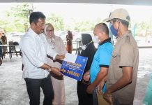 read news – Kegembiraan Warga Batuampar Terima BLT dari Pemko Batam Wali Kota Batam HM Rudi (kiri) saat menyalurkan bantuan langsung tunai (BLT) untuk keluarga penerima manfaat (KPM) di Kecamatan Batu Ampar, di Pacific Food Court, Jumat (2/12/2022). Rudi menyebut, penerima bantuan kali ini adalah warga Batam yang belum pernah mendapatkan bantuan langsung dari pemerintah pusat. (Foto : Abyaqsa Ra - batamtv.com)