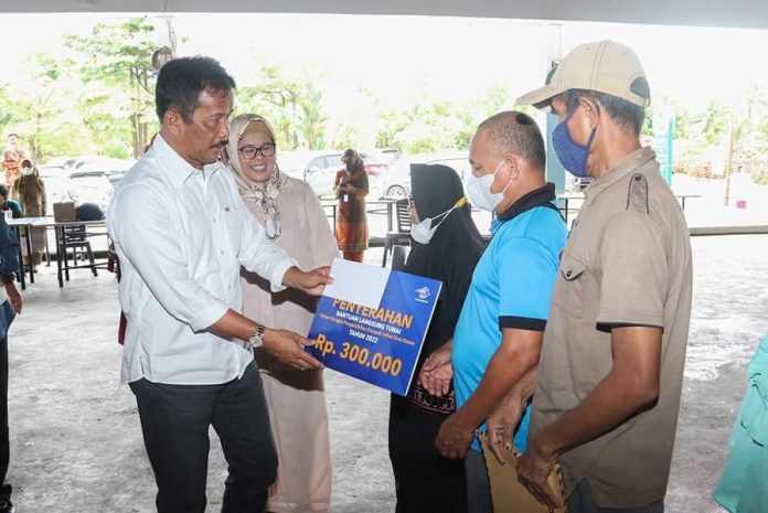 Wali Kota Batam HM Rudi (kiri) saat menyalurkan bantuan langsung tunai (BLT) untuk keluarga penerima manfaat (KPM) di Kecamatan Batu Ampar,  di Pacific Food Court, Jumat (2/12/2022). Rudi menyebut, penerima bantuan kali  ini adalah warga Batam yang belum pernah mendapatkan bantuan langsung dari pemerintah pusat. (Foto : Abyaqsa Ra - batamtv.com)