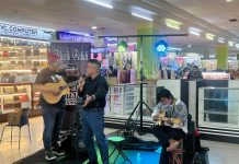 read news- Nyanyian Ardiwinata untuk Penggalangan Dana Gempat Cianjur Kepala Dinas Pariwisata Kota Batam, Ardiwinata (tengah) tampil menyanyikan lagu Andai Aku Bisa dari Tulus dalam kegiatan bertajuk Penggalangan Dana Batam Peduli Bencana Gempa Cianjur bersama Asosiasi Pelaku Pariwisata Indonesia (ASPPI) Kepri, di DC Mall Batam, Sabtu (3/12/2022). Ardi mengapresiasi atas kegiatan yang digelar oleh pelaku pariwisata Perwara Seniman dan jurnalis, Ia berharap aksi kemanusiaan ini diikuti oleh pelaku pariwisata yang yang lain di Kota Batam. (Foto : Abyaqsa RA - batamtv.com)