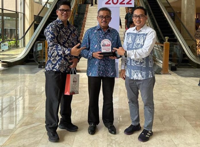Setdako Batam, Jefridin (tengah) memegang penghargaan   dari pemerintah pusat, atas Penyelesaian Dokumen Masterplan Kota Cerdas Tahun 2022. Menurut Jefridin Kota Batam ini dirancang menuju  Smart City dan Batam adalah satu-satunya dari Kepri yang berhasil menyelesaikan Dokumen Masterplan Kota Cerdas Tahun 2022. Jefridin mengatakan Kementerian Kominfo telah memberikan pendampingan penyusunan masterplan kota cerdas (smart city) kepada 50 kota/kabupaten,   Kamis (1/12/2022). (Foto : Muhammad Amin - batamtv.com)