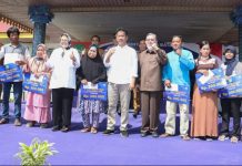 HM Rudi: Kebijakan Bantuan Langsung ke Warga akan Berubah di Tahun 2023 Wali Kota Batam, Muhammad Rudi (tengah kemeja putih) usai menyerahkan BLT di Kecamatan Galang, Senin (5/12/2022). HM Rudi mengatakan saat ini, yang sedang bergulir adalah program Bantuan Langsung Tunai dari Pemerintah Kota (Pemko) Batam. Namun, tahun mendatang, BLT dalam rangka membantu warga yang terdampak kenaikan BBM ini, akan diubah pola dan dan programnya. (Foto : Muhammad Amin - batamtv.com)