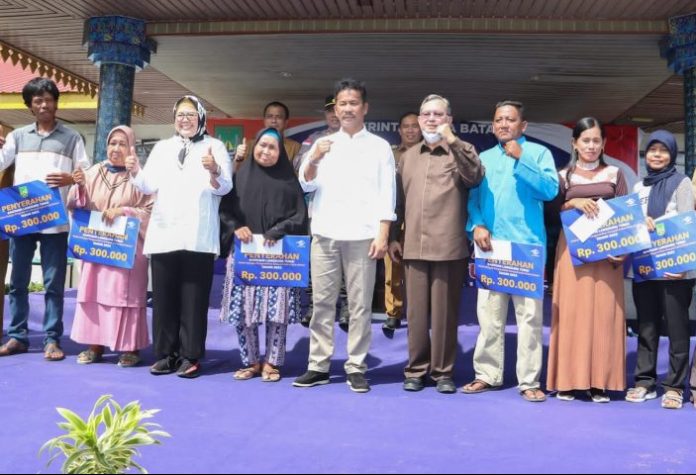 Wali Kota Batam, Muhammad Rudi (tengah kemeja putih)  usai menyerahkan BLT di Kecamatan Galang, Senin (5/12/2022). HM Rudi mengatakan saat ini, yang sedang bergulir adalah program Bantuan Langsung Tunai  dari Pemerintah Kota (Pemko) Batam.  Namun, tahun mendatang, BLT dalam rangka membantu warga yang terdampak kenaikan BBM ini, akan diubah pola dan  dan programnya. (Foto : Muhammad Amin - batamtv.com)