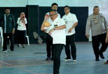 read news – Berhadiah Rp50 Juta, Turnamen Sepak Takraw CUP II 2022 Dibuka Pembukaan Turnamen Sepak Takraw CUP III 2022 di Batam oleh Setda Kota Batam Jefridin Hamid (menendang bola takraw) Rabu (7/12/2022). Turnamen ini digelar untuk membangun semangat pemuda dan membina, serta mencari bibit-bibit atlet sepak takraw di Kota Batam. Turnamen ini juga menjadi hiburan dan tontonan bagi masyarakat. (Foto : Muhammad Amin - batamtv.com)