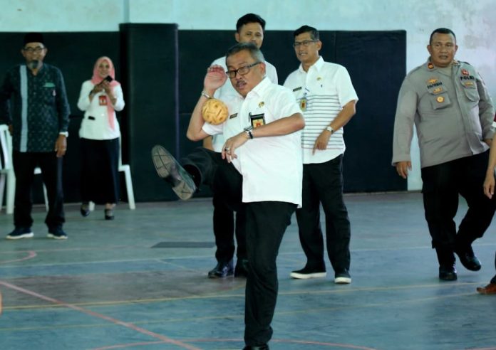 Pembukaan Turnamen Sepak Takraw CUP III 2022 di Batam oleh Setda Kota Batam Jefridin Hamid (menendang bola takraw) Rabu (7/12/2022). Turnamen ini digelar untuk membangun semangat pemuda dan membina, serta mencari bibit-bibit atlet sepak takraw di Kota Batam. Turnamen ini juga menjadi hiburan dan tontonan bagi masyarakat. (Foto : Muhammad Amin - batamtv.com) Pembukaan Turnamen Sepak Takraw CUP III 2022 di Batam oleh Setda Kota Batam Jefridin Hamid (menendang bola takraw) Rabu (7/12/2022). Turnamen ini digelar untuk membangun semangat pemuda dan membina, serta mencari bibit-bibit atlet sepak takraw di Kota Batam. Turnamen ini juga menjadi hiburan dan tontonan bagi masyarakat. (Foto : Muhammad Amin - batamtv.com)