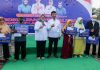 read news – Warga Sagulung Terima BLT di Dua Lokasi Wakil Gubernur Kepri Marlin Agustina (ketiga dari kiri) bersama Walikota Batam HM Rudi mengajak masyarakat mendoakan dan mendukung Batam agar bisa meningkatkan PAD, Kamis (8/12/2022). (Foto : Abyaqsa Ramadhan - batamtv.com)