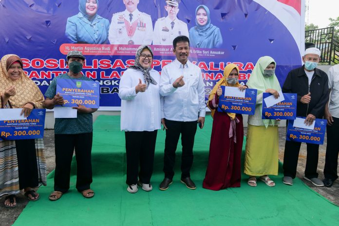 Wakil Gubernur Kepri Marlin Agustina (ketiga dari kiri) bersama Walikota Batam HM Rudi mengajak masyarakat mendoakan dan mendukung Batam agar bisa meningkatkan PAD,  Kamis (8/12/2022). (Foto : Abyaqsa Ramadhan - batamtv.com)