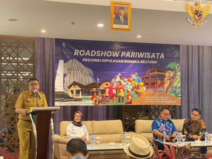 Kepala Dinas Kebudayaan dan Pariwisata Kota Batam, Ardiwinata  saat memberikan sambutan dalam  Kegiatan Sales Mission Pariwisata Provinsi Kepulauan Bangka Belitung,  di Hotel Batam, Senin (5/12/2022). Aardiwinata menegaskan  banyak pilihan pintu masuk internasional, salah satunya adalah Kota Batam. Kata Ardi  saat menghadiri kegiatan table top  di Badung Bali, Samosir, dan hari ini dari Babel (Kepulauan Bangka Belitung) Batam jadi travel hub. (Foto : Muhammad Amin - batamtv.com)