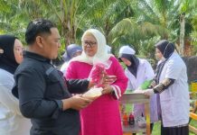 read news – Tingkatkan Ekonomi Keluarga, Pelatihan Ketrampilan untuk Perempuan Perlu Ditingkatkan Wakil Gubernur Kepri Marlin Agustina Rudi (baju pink) saat membuka Pelatihan Keterampilan Perempuan pada Kegiatan Advokasi Kebijakan dan Pendampingan Peningkatan Partisipasi Perempuan dalam Bidang Ekonomi Khususnya, di Ranai, Kabupaten Natuna, Minggu (11/12) pagi. Marlin menyampaikan kegiatan dan usaha untuk meningkatkan derajat hidup kaum perempuan harus terus dilakukan.
