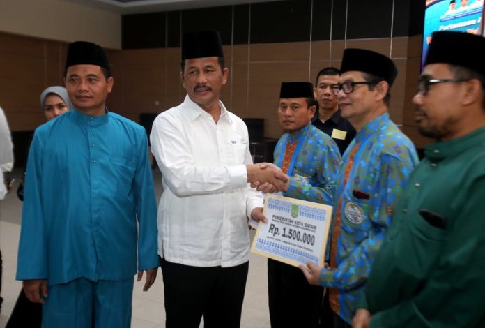 Walikota Batam, HM Rudi (tengah baju putih) saat memberikan pencairan bantuan untuk para anggota PMB dan seragam baru, Senin (12/12/2022). Bantuan ini diberikan rutin untuk mendukung kinerja mereka dalam mensiarkan Islam. (Foto : Abyaqsa Ramadhan