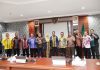 read news – Kota Batam dan Kabupaten Konawe Jajaki Kerjasama saling Menguntungkan Setdako Batam, Jefridin Hamid (kelima dari kanan) saat menerima kedatangan Bupati Konawe, Amrullah, Kamis (8/12/2022). Jefridin menyebut, kedatangan Bupati dan jajarannya ke Batam diharapkan dapat memberikan manfaat bagi Batam maupun juga Kabupaten Konawe. Apa saja yang dapat kita kerjasamakan segera ditindaklanjuti. Foto : Muhammad Amin - batamtv.com)