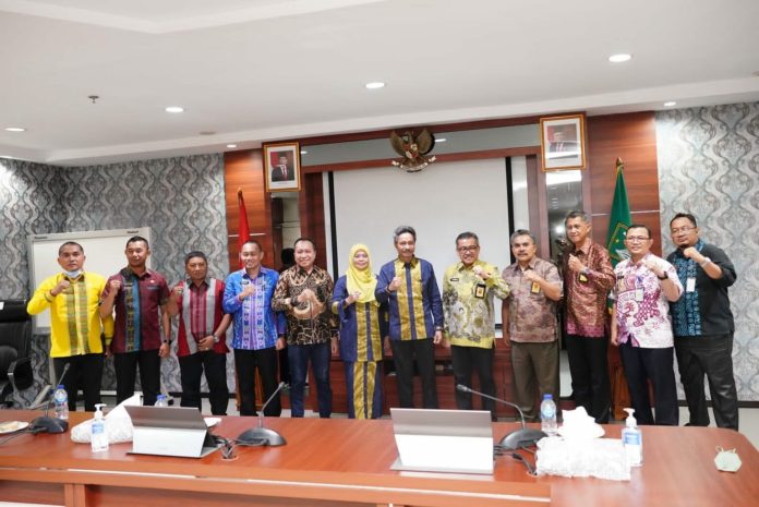Setdako Batam, Jefridin Hamid (kelima dari kanan) saat menerima kedatangan Bupati Konawe, Amrullah, Kamis (8/12/2022). Jefridin menyebut, kedatangan Bupati dan jajarannya ke Batam  diharapkan dapat memberikan manfaat bagi Batam maupun juga Kabupaten Konawe.  Apa saja yang dapat kita kerjasamakan segera ditindaklanjuti. Foto : Muhammad Amin - batamtv.com)