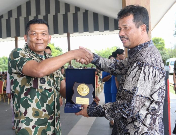 Komandan Brigade Infanteri (Brigif)n 4 Marinir, Kolonel Mar Bob Osianto Siregar (kiri) bersama Walikota Batam HM Rudi, usai upacara serah terima jabatan Komandan Yonmar 10/SBY di Mako Yonmar Setokok Kota Batam, Jumat (16/12/2022) (Foto Muhammad Amin - batamtv.com)