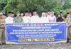 read news – Ini Hasil Penggalangan Dana Korban Gempa Cianjur di Kecamatan Nongsa Penyerahan bantuan hasil penggalangan Kecamatan Nongsa menyerahkan secara simbolis bantuan untuk korban gempa bumi Cianjur. Bantuan diterima langsung oleh Walikota Batam HM Rudi (kelima dari kanan) keempat dari kanan) Kamis (15/12/2022). Dari Kecamatan Nongsa terkumpul bantuan sebesar Rp 114.612.700 . (Foto : Abyaqsa Ramadhan - batamtv.com)