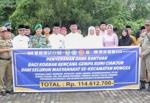 read news – Ini Hasil Penggalangan Dana Korban Gempa Cianjur di Kecamatan Nongsa Penyerahan bantuan hasil penggalangan Kecamatan Nongsa menyerahkan secara simbolis bantuan untuk korban gempa bumi Cianjur. Bantuan diterima langsung oleh Walikota Batam HM Rudi (kelima dari kanan) keempat dari kanan) Kamis (15/12/2022). Dari Kecamatan Nongsa terkumpul bantuan sebesar Rp 114.612.700 . (Foto : Abyaqsa Ramadhan - batamtv.com)