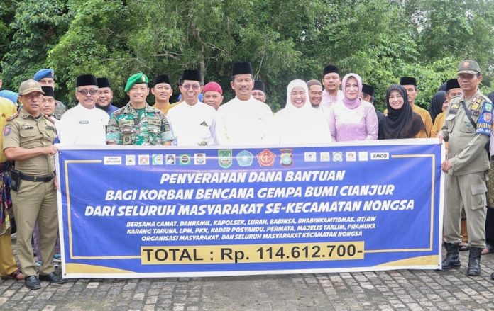 Penyerahan bantuan hasil penggalangan Kecamatan Nongsa menyerahkan secara simbolis bantuan untuk korban gempa bumi Cianjur. Bantuan diterima langsung oleh Walikota Batam HM Rudi (kelima dari kanan) keempat dari kanan) Kamis (15/12/2022). Dari Kecamatan Nongsa terkumpul bantuan sebesar Rp 114.612.700 . (Foto : Abyaqsa Ramadhan - batamtv.com) Penyerahan bantuan hasil penggalangan Kecamatan Nongsa menyerahkan secara simbolis bantuan untuk korban gempa bumi Cianjur. Bantuan diterima langsung oleh Walikota Batam HM Rudi (kelima dari kanan) keempat dari kanan) Kamis (15/12/2022). Dari Kecamatan Nongsa terkumpul bantuan sebesar Rp 114.612.700 . (Foto : Abyaqsa Ramadhan - batamtv.com)