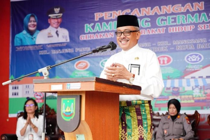Setdako Batam, Jefridin  mengajak dan membimbing masyarakat untuk mulai hidup sehat guna meminimalisir resiko terjadinya penyakit tidak menular Selasa (20/12/2022). Caranya  harus diterapkan dalam kehidupan sehari-hari kita, agar tubuh sehat, bugar, produktif dan membuat kita terhindar dari berbagai serangan penyakit. (Foto : Abyaqsa Ramadhan - batamtv.com)_