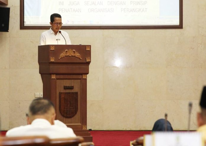 Wakil Walikota Batam Amsakar Achmad saat Sidang Paripurna DPRD Kota Batam, Selasa (13/12/2022). Amsakar mengatakan Pemerintah Daerah membawa perubahan yang signifikan terhadap pembentukan perangkat daerah. Karena hal ini juga sejalan dengan prinsip penataan organisasi perangkat daerah yang rasional, proporsional, efektif, dan efisien. (Foto : Muhammad Amin - batamtv.com) Wakil Walikota Batam Amsakar Achmad saat Sidang Paripurna DPRD Kota Batam, Selasa (13/12/2022). Amsakar mengatakan Pemerintah Daerah membawa perubahan yang signifikan terhadap pembentukan perangkat daerah. Karena hal ini juga sejalan dengan prinsip penataan organisasi perangkat daerah yang rasional, proporsional, efektif, dan efisien. (Foto : Muhammad Amin - batamtv.com)