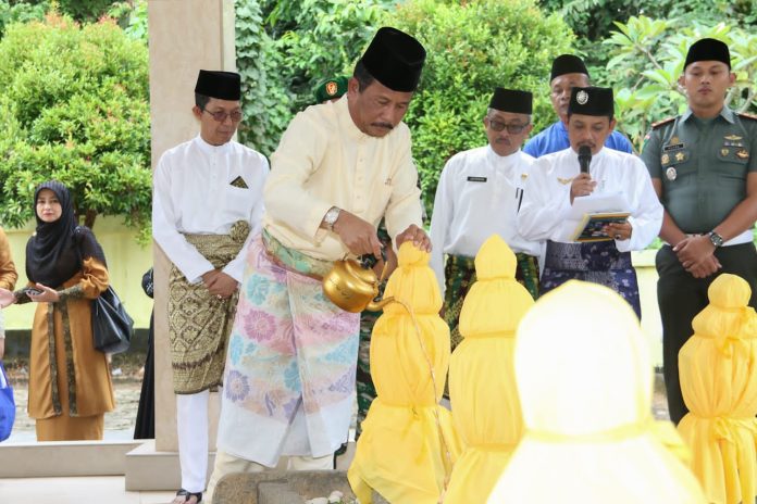 Walikota Batam HM  Rudi (pegang cerek air) bersama Wakil Wali Kota Batam, Amsakar Achmad serta Forkompinda Kota Batam menziarahi makam tokoh bersejarah Kota Batam  Makam Zuriat Raja Isa Alias Nong Isa di Nongsa, Kota Batam, Kamis (15/12/2022). Nong Isa adalah tokoh yang diangkat dalam menentukan Hari Jadi atau Ulang Tahun Batam yang kini akan berulang tahun ke 193 tahun. (Foto : Abyaqsa Ramadhan - batamtv.com)