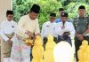 read news – Jelang HJB ke 193, HM Rudi dan Amsakar Ziarah ke Makam Nong Isa Walikota Batam HM Rudi (pegang cerek air) bersama Wakil Wali Kota Batam, Amsakar Achmad serta Forkompinda Kota Batam menziarahi makam tokoh bersejarah Kota Batam Makam Zuriat Raja Isa Alias Nong Isa di Nongsa, Kota Batam, Kamis (15/12/2022). Nong Isa adalah tokoh yang diangkat dalam menentukan Hari Jadi atau Ulang Tahun Batam yang kini akan berulang tahun ke 193 tahun. (Foto : Abyaqsa Ramadhan - batamtv.com)
