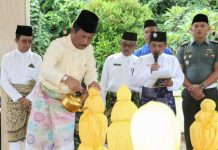 read news – Jelang HJB ke 193, HM Rudi dan Amsakar Ziarah ke Makam Nong Isa Walikota Batam HM Rudi (pegang cerek air) bersama Wakil Wali Kota Batam, Amsakar Achmad serta Forkompinda Kota Batam menziarahi makam tokoh bersejarah Kota Batam Makam Zuriat Raja Isa Alias Nong Isa di Nongsa, Kota Batam, Kamis (15/12/2022). Nong Isa adalah tokoh yang diangkat dalam menentukan Hari Jadi atau Ulang Tahun Batam yang kini akan berulang tahun ke 193 tahun. (Foto : Abyaqsa Ramadhan - batamtv.com)