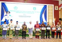 read news – Jefridin: Dana Transferan dari Pemprov Tahun ini Lebih Besar Setdako Batam, Jefridin (kedua dari kiri) menyampaikan bahwa Kota Batam menerima alokasi Transfer ke Daerah (TkD) 2023 sebesar Rp1,273 triliun. Jumlah itu sebesar 16,02 persen dari total TkD untuk Kepri. Jefridin mengungkapkan hal itu usai menerima secara simbolis Daftar Isian Pelaksanaan Anggaran (DIPA) dan Buku Alokasi TkD 2023 di Dompak, Tanjungpinang, Jumat (16/12/2022). (Foto : Dwi Susilo - batamtv.com)