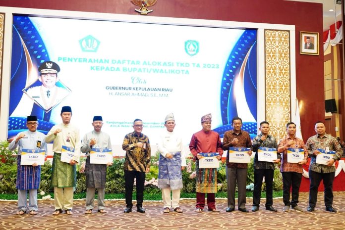 Setdako Batam, Jefridin (kedua dari kiri) menyampaikan bahwa Kota Batam menerima alokasi Transfer ke Daerah (TkD) 2023 sebesar Rp1,273 triliun. Jumlah itu sebesar 16,02 persen dari total TkD untuk Kepri. Jefridin mengungkapkan hal itu usai menerima secara simbolis Daftar Isian Pelaksanaan Anggaran (DIPA) dan Buku Alokasi TkD 2023 di Dompak, Tanjungpinang, Jumat (16/12/2022). (Foto : Dwi Susilo - batamtv.com)