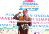 read news – Perkembangan Pesat UMKM Batam Dibalik Masalah Permodalan Wakil Wali Kota Batam, Amsakar Achmad, saat acara Penarikan Undian Berhadiah Simpedes Semester I Tahun 2022 di Ballroom Hotel BWP, Sabtu (17/12/2022). Amsakar mendorong pihak perbankan untuk bersama pemerintah menghidupkan UMKM. SAat ini kata Amsakar salah satu persoalan yang dihadapi pelaku UMKM saat ini yakni sulitnya akses perbankan. Untuk itu, ia berharap, BRI bisa bergandengan dengan Pemko Batam dalam membantu permodalan bagi pelaku UMKM. (Foto : Muhammad Amin - batamtv.com)