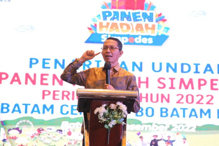Wakil Wali Kota Batam, Amsakar Achmad,  saat acara Penarikan Undian Berhadiah Simpedes Semester I Tahun 2022 di Ballroom Hotel BWP, Sabtu (17/12/2022). Amsakar mendorong pihak perbankan untuk bersama pemerintah menghidupkan UMKM. SAat ini kata Amsakar  salah satu persoalan yang dihadapi pelaku UMKM saat ini yakni sulitnya akses perbankan.  Untuk itu, ia berharap, BRI bisa bergandengan dengan Pemko Batam dalam membantu permodalan bagi pelaku UMKM. (Foto : Muhammad Amin - batamtv.com)