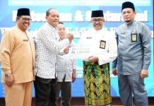 read news – Ikatan Pendeta Menetap di Batam Dapat Bantuan dari Pemko Batam Sekretaris Daerah (Sekda) Batam, Jefridin Hamid, menyalurkan insentif bagi pendeta yang tergabung dalam Ikatan Pendeta Menetap Batam (IPMB) Batam, Kamis (15/12/2022). Jefridin (kedua dari kanan) yang mewalli Walikota Batam, HM Rudi mengatakan kepada para pendeta untuk terus menciptakan suasana Batam yang kondusrif, aman dan nyaman demi kelancaran pembangunan Batam. (Foto : Muhammad Amin - batamtv.com)