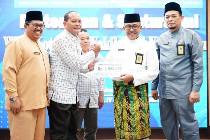 Sekretaris Daerah (Sekda) Batam, Jefridin Hamid, menyalurkan insentif bagi pendeta yang tergabung dalam Ikatan Pendeta Menetap Batam (IPMB) Batam, Kamis (15/12/2022). Jefridin (kedua dari kanan) yang mewalli Walikota Batam, HM Rudi mengatakan kepada para pendeta untuk terus menciptakan suasana Batam yang kondusrif, aman dan nyaman demi kelancaran pembangunan Batam. (Foto : Muhammad Amin - batamtv.com)