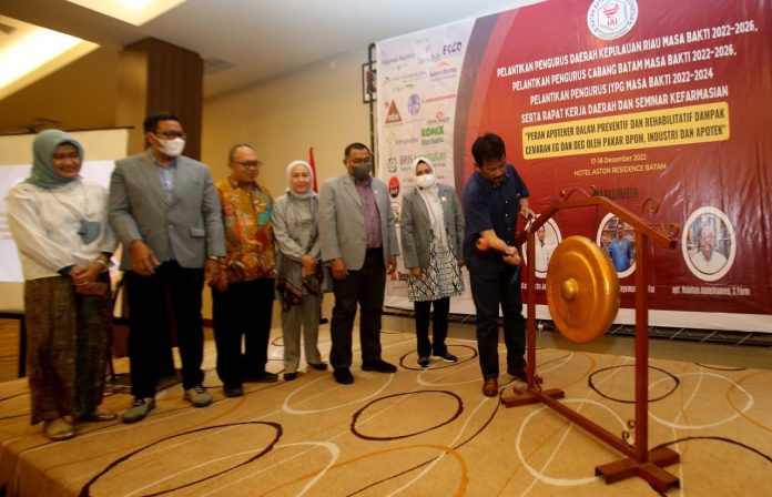Walikota Batam HM Rudi (pukul gong)  saat  menghadiri Pelantikan PD Ikatan Apoteker Indonesia (IAI) Provinsi Kepri periode 2022-2026, Pelantikan Pengurus Cabang Batam 2022-2024, Pelantikan Pengurus Indonesian Young Pharmacist Group (IYPG) Masa Bakti 2022-2024 serta Rapat Kerja Daerah dan Seminar Kefarmasian di Hotel Aston, Sabtu (17/12).  HM Rudi menyampaikan komitmen mendukung upaya peningkatan kualitas Sumber Daya Manusia (SDM), tak terkecuali sektor kesehatan.  (Foto Muhammad Amin - batamtv.com)