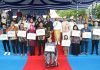 read news – Ini Pemenang Lomba Menulis Hari Jadi Kota Batam ke 193 Salah satu pemenang lomba menulis, Engesti (belakang paling kanan) dan para pemenang lomba vlog, dan foto merupakan rangkaian acara. pada perayaan HJB ke-193 tahun ini. Ketua Panitia Yusfa Hendri mengucapkan selamat kepada pemenang karena turut berpartisipasi dalam mengabadikan apa yang sudah dibangun di Batam. (Foto : Muhammad Amin - batamtv.com)
