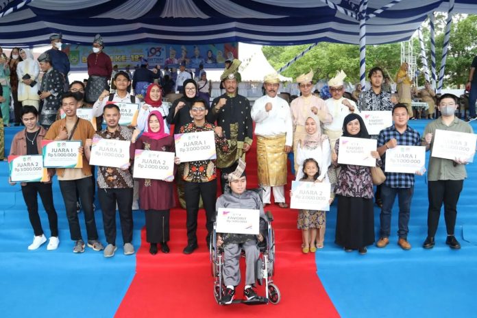 Salah satu  pemenang  lomba menulis, Engesti (belakang paling kanan) dan para pemenang lomba  vlog, dan foto merupakan rangkaian acara. pada perayaan HJB ke-193 tahun ini. Ketua Panitia Yusfa Hendri mengucapkan selamat kepada pemenang karena turut berpartisipasi dalam mengabadikan apa yang sudah dibangun di Batam. (Foto : Muhammad Amin - batamtv.com)