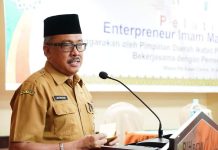 read news -Waspada, Tiga Nama Pejabat Batam Dicatut untuk Menipu Sekretaris Daerah Kota Batam, Jefridin Hamid mengingatkan hal ini lantaran sekarang marak praktik penipuan yang mengatasnamakan Wali Kota Batam, Muhammad Rudi, Wakil Wali Kota Batam, Amsakar Achmad dan Sekda Kota Batam, Jefridin Hamid. Jefridin tegas mengimbau warga Batam selalu waspada terhadap berbagai bentuk penipuan. Rabu (28/12/2022). ( foto : muhammad amin - batamtv.com)