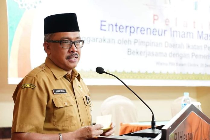 Sekretaris Daerah  Kota Batam, Jefridin Hamid mengingatkan hal ini lantaran sekarang  marak praktik penipuan yang mengatasnamakan Wali Kota Batam, Muhammad Rudi, Wakil Wali Kota Batam, Amsakar Achmad dan Sekda Kota Batam, Jefridin Hamid. Jefridin tegas mengimbau warga   Batam  selalu waspada terhadap berbagai bentuk penipuan.   Rabu (28/12/2022). ( foto : muhammad amin - batamtv.com)