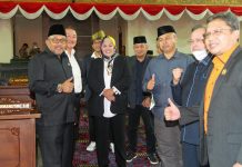 read news – DPRD Propinsi Kepri Setujui Ranperda Pembangunan Industri Provinsi Kepri jadi Perda Wakil Gubernur Kepri Marlin Agustina Rudi (tengah) berterima Kasih kepada DPRD Kepri yang telah menyetujui Ranperda Tentang Rencana Pembangunan Industri Provinsi Kepulauan Riau Tahun 2022-2042 untuk Menjadi Peraturan Daerah dalam Paripurna DPRD Propinsi Kepri Selasa (20/12). Penyetujuan Ranperda ini akan memudahkan Kepri dalam pembangunan dan pengembangan industri ke depan. (Foto Dwi Susilo - batamtv.com)